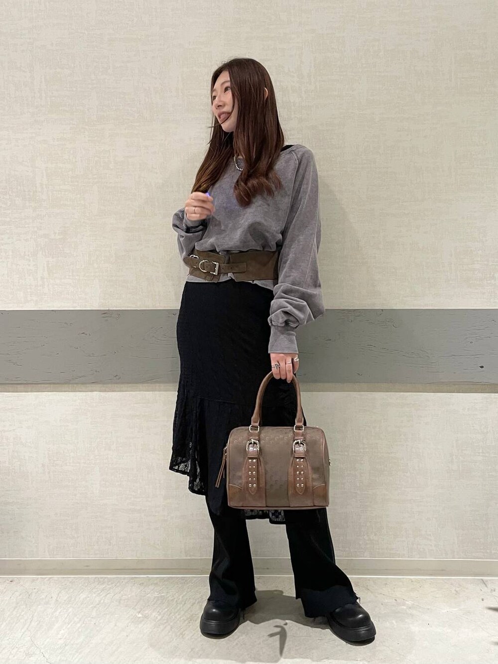 ブラック系のサンダル、グリーン系のボストンバッグ、ブラック系のその他パンツを着用したレディースの秋コーディネートの2枚目の写真