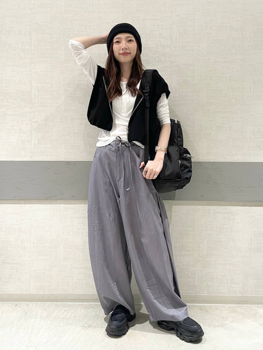 ホワイト系のTシャツ/カットソー、ブラック系のローファー、ブラック系のバックパック/リュックを着用したレディースの春コーディネートの2枚目の写真