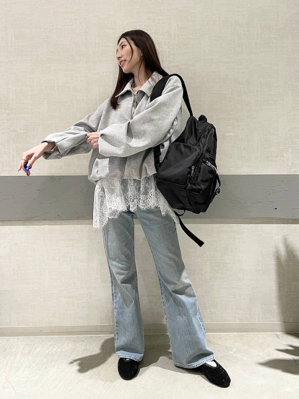 ブラック系のパンプス、ホワイト系のTシャツ/カットソー、ブラック系のバックパック/リュックを着用したレディースの冬コーディネートの2枚目の写真