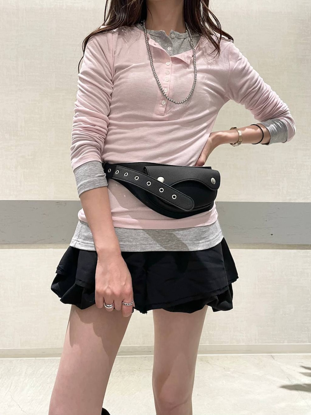 ブラック系のボディバッグ/ウエストポーチ、ブラック系のブーツ、ブラック系のその他パンツを着用したレディースの秋コーディネートの8枚目の写真