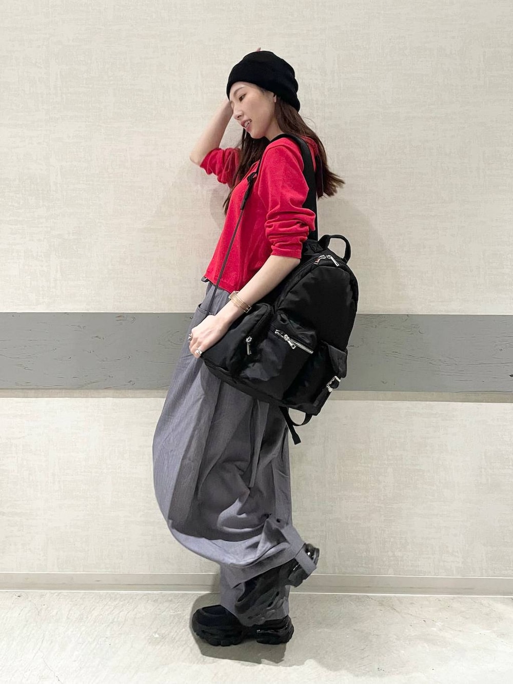 ブラック系のローファー、ブラック系のバックパック/リュック、グレー系のスラックスを着用したレディースの春コーディネートの3枚目の写真