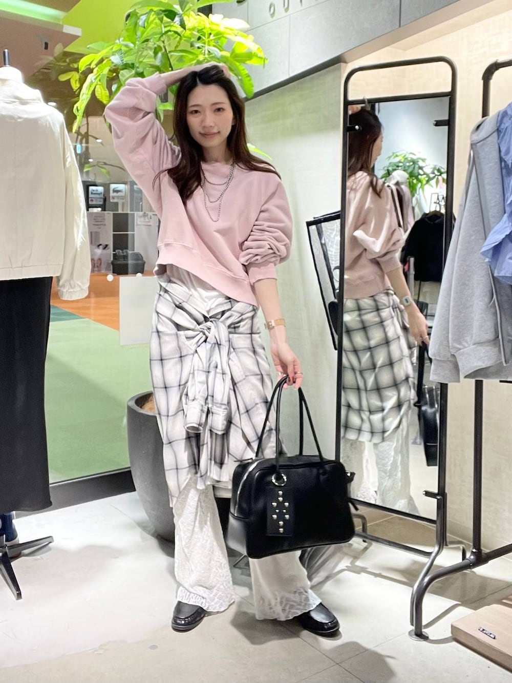 ホワイト系のシャツ/ブラウス、ブラック系のボストンバッグ、ブラック系のローファーを着用したレディースの冬コーディネートの2枚目の写真