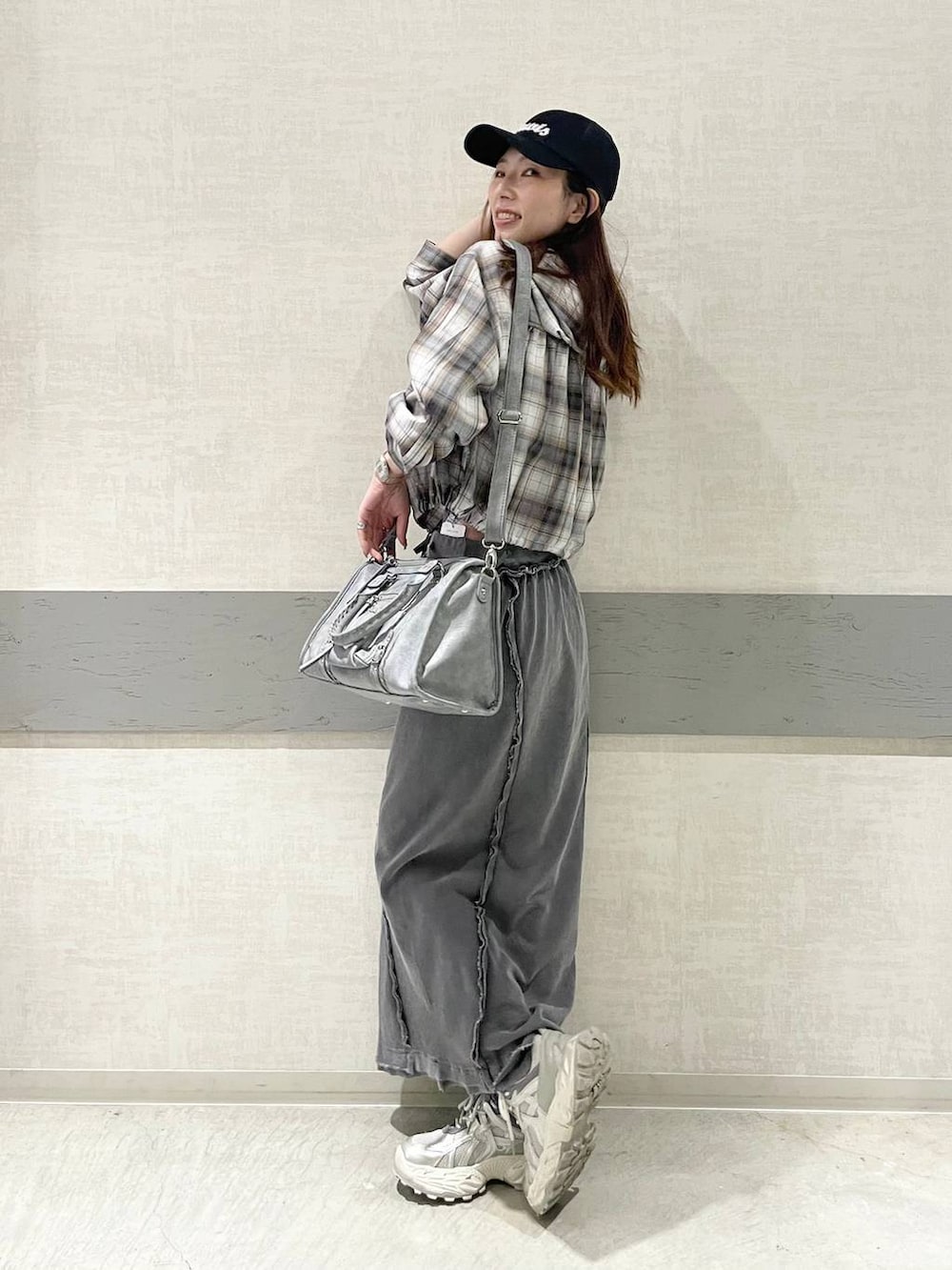 シルバー系のスニーカー、ブルー系のボストンバッグ、その他のシャツ/ブラウスを着用したレディースの春コーディネートの4枚目の写真