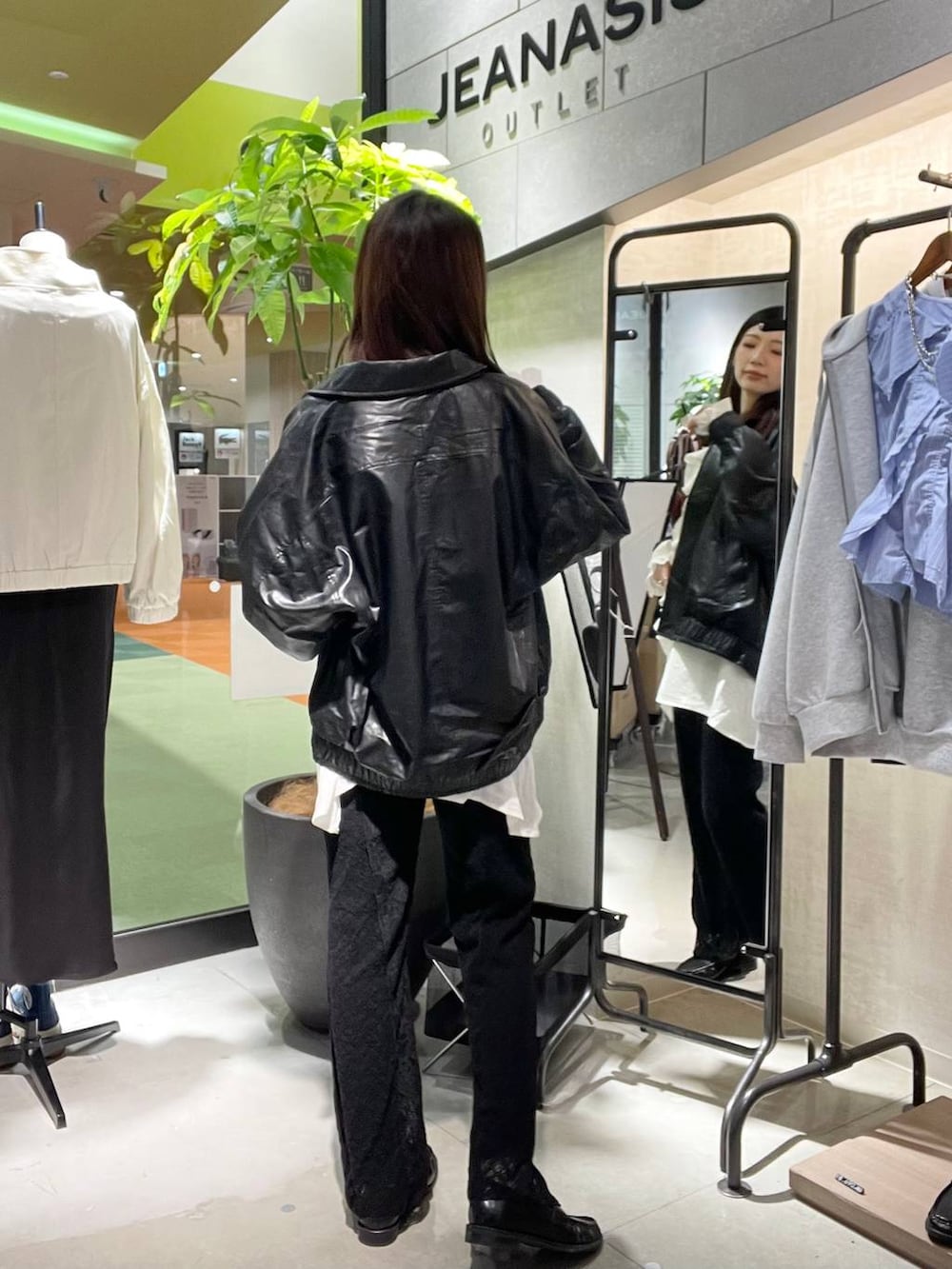 ブラック系のブルゾン、ブラック系のローファー、ブラック系のその他パンツを着用したレディースの春コーディネートの3枚目の写真