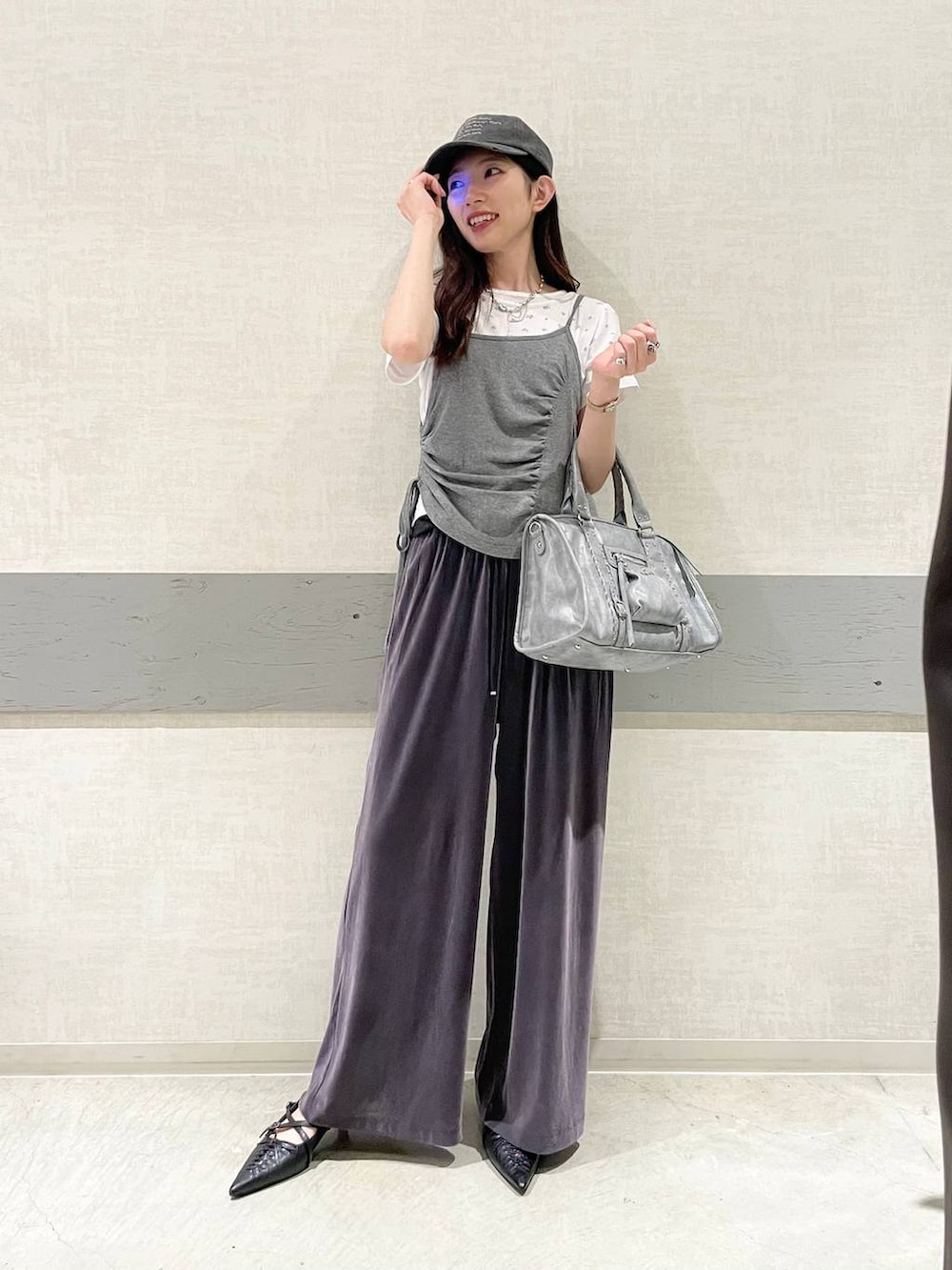 グレー系のその他パンツ、ホワイト系のTシャツ/カットソー、ブルー系のボストンバッグを着用したレディースの夏コーディネートの2枚目の写真
