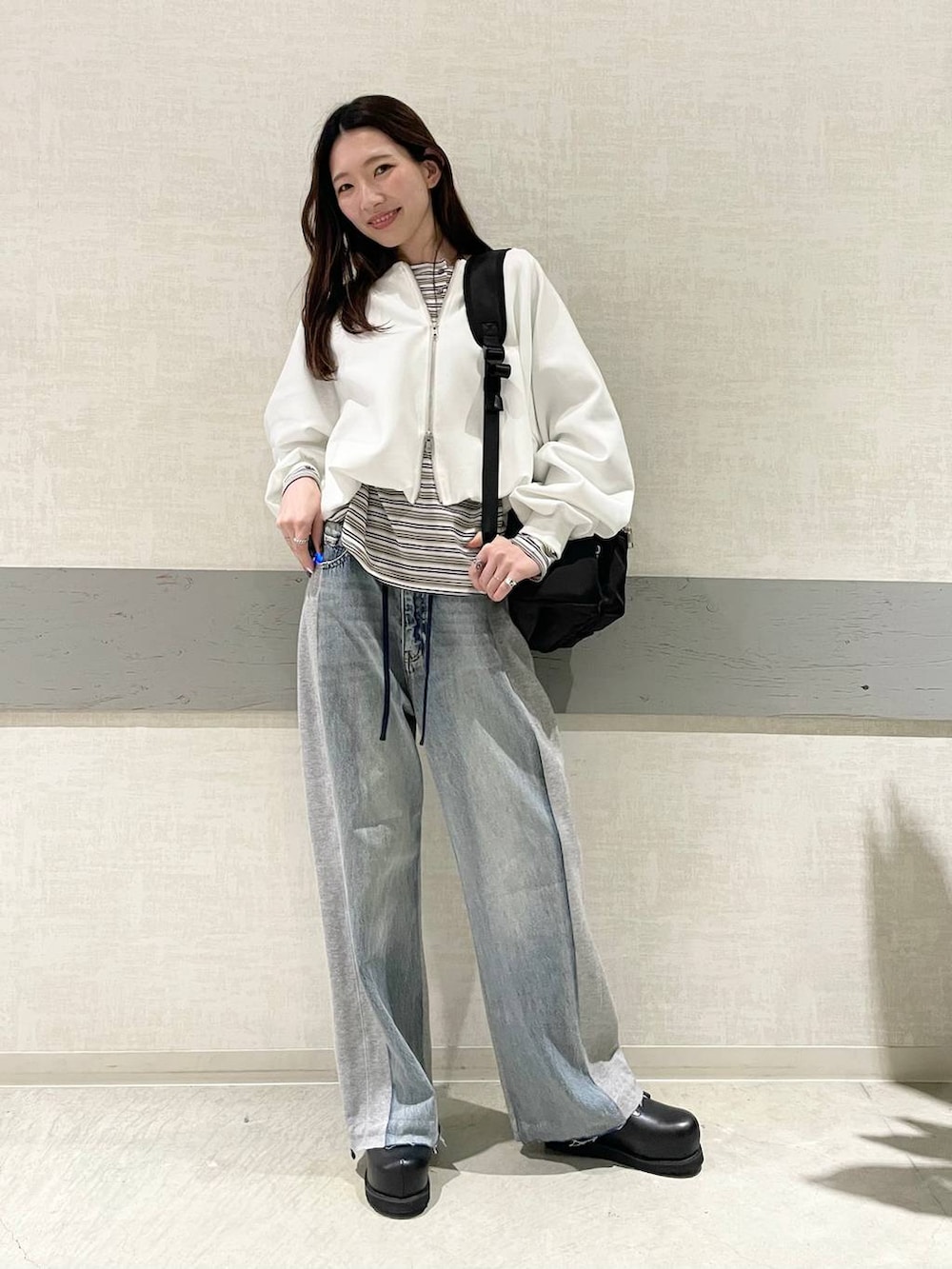 ブラック系のその他シューズ、ホワイト系のTシャツ/カットソー、ホワイト系のスウェットを着用したレディースの冬コーディネートの3枚目の写真