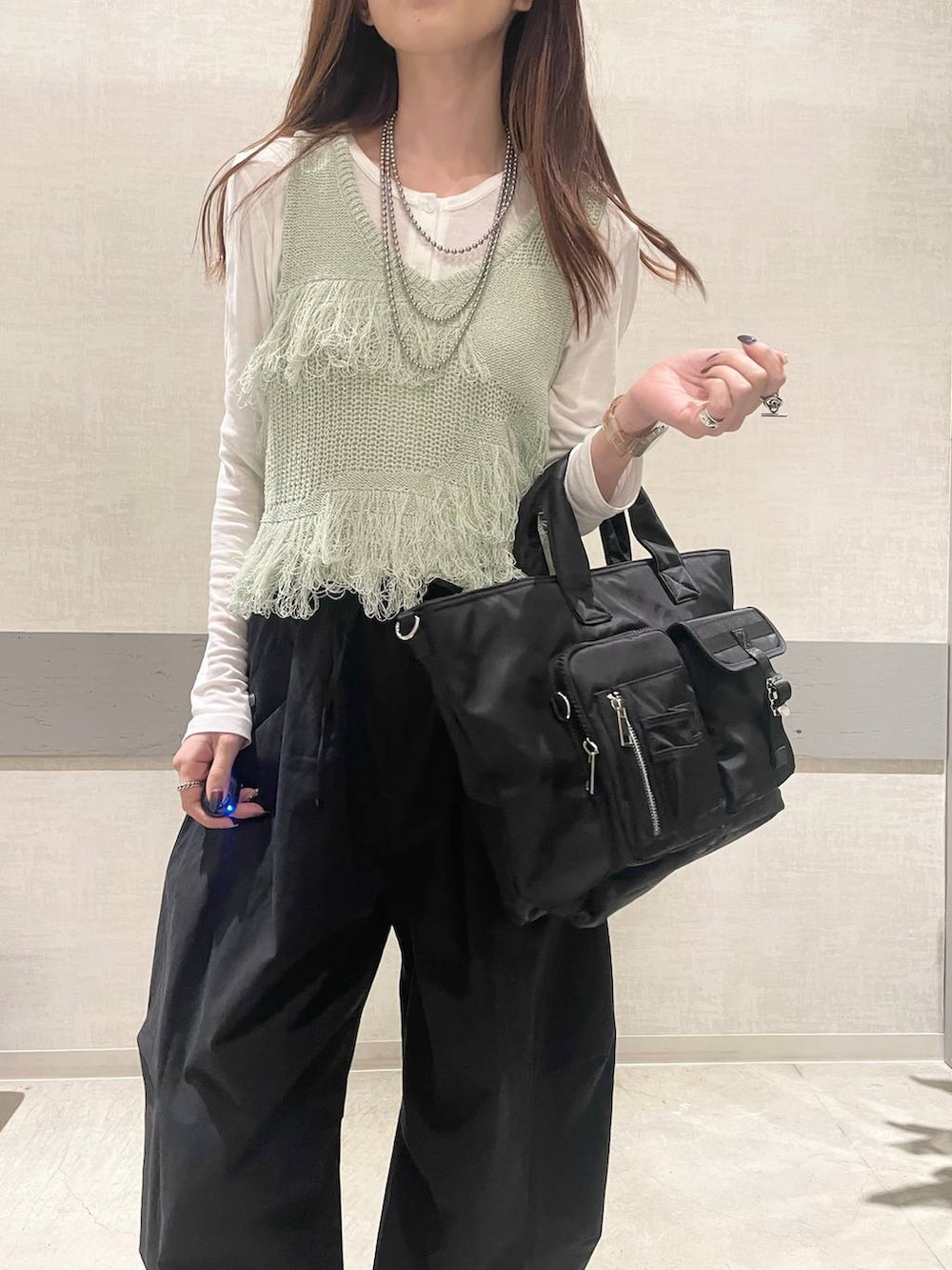 ホワイト系のTシャツ/カットソー、ブラック系のローファー、ブラック系のトートバッグを着用したレディースの春コーディネートの2枚目の写真