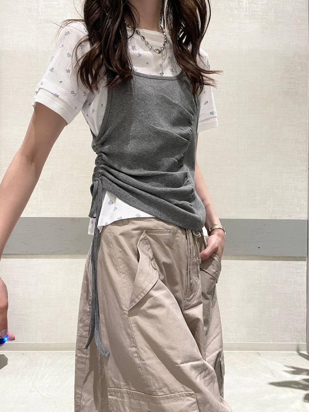 ブラック系のローファー、ホワイト系のTシャツ/カットソー、ホワイト系のトートバッグを着用したレディースの夏コーディネートの4枚目の写真