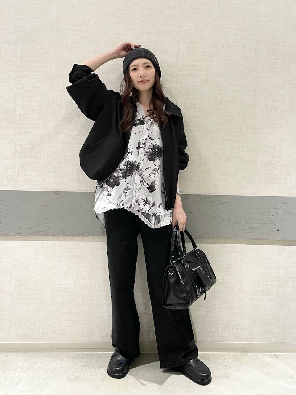 ブラック系のローファー、ブラック系のボストンバッグ、ブラック系のデニムパンツを着用したレディースの春コーディネートの2枚目の写真