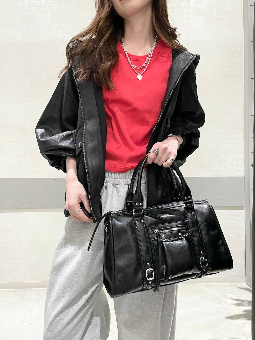 ブラック系のローファー、ブラック系のボストンバッグ、ブラック系のブルゾンを着用したレディースの春コーディネートの5枚目の写真