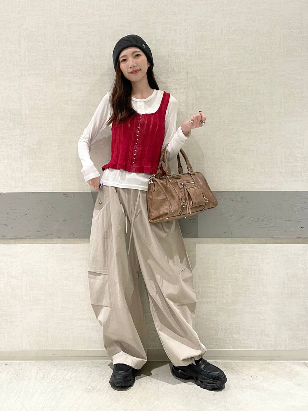 ホワイト系のTシャツ/カットソー、ブラック系のローファー、ブラック系のボストンバッグを着用したレディースの春コーディネートの5枚目の写真