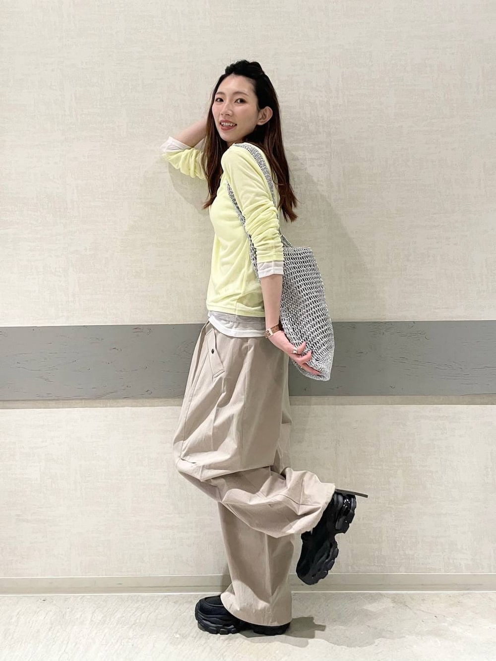 ブラック系のローファー、シルバー系のショルダーバッグ、ベージュ系のその他パンツを着用したレディースの春コーディネートの3枚目の写真