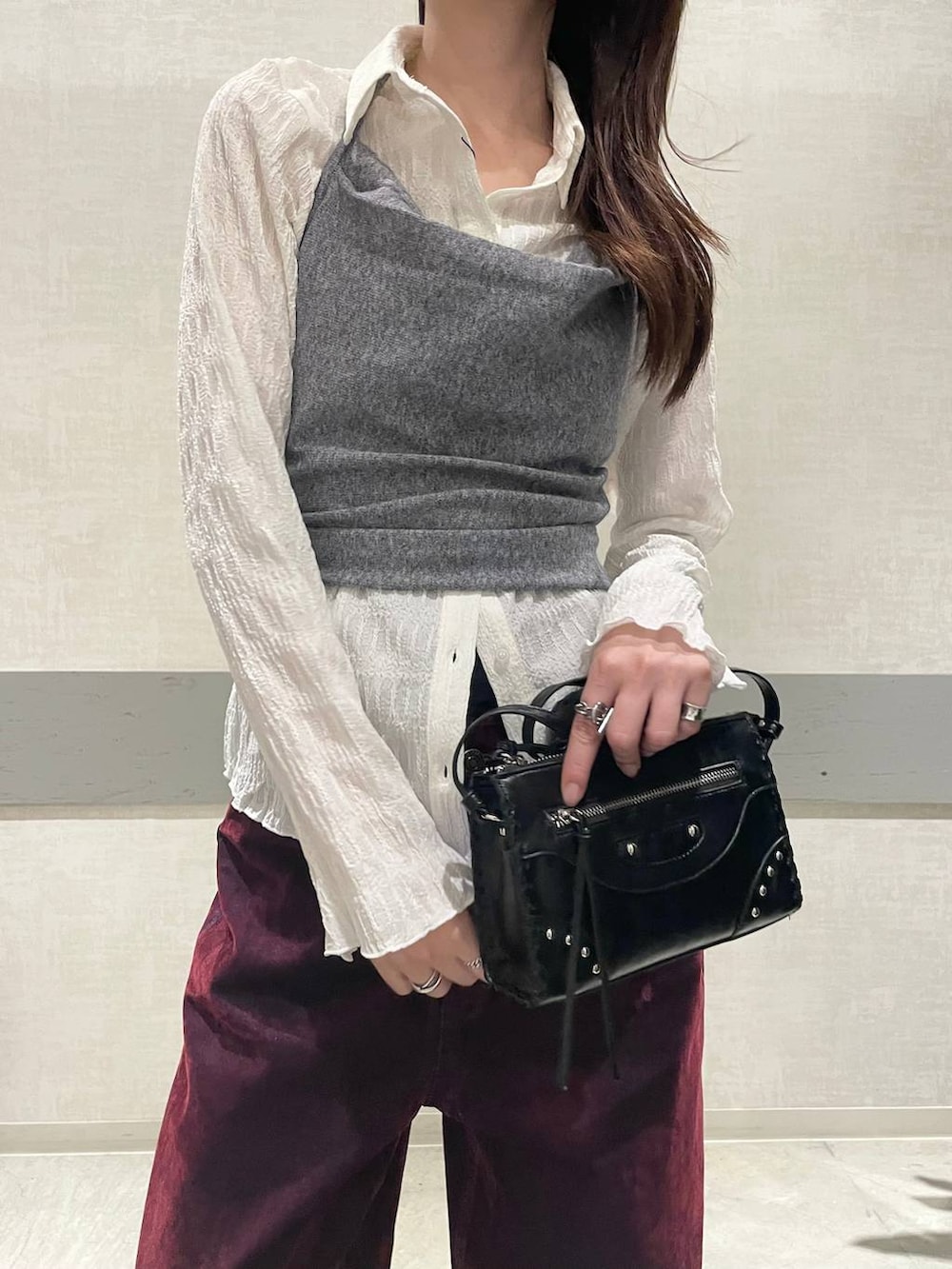 ホワイト系のシャツ/ブラウス、グレー系のその他トップス、レッド系のデニムパンツを着用したレディースの秋コーディネートの8枚目の写真