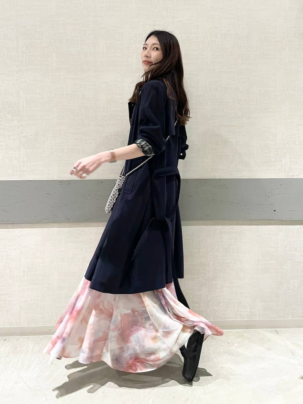 ブルー系のトレンチコート、ブラック系のローファー、レッド系のスカートを着用したレディースの春コーディネートの3枚目の写真