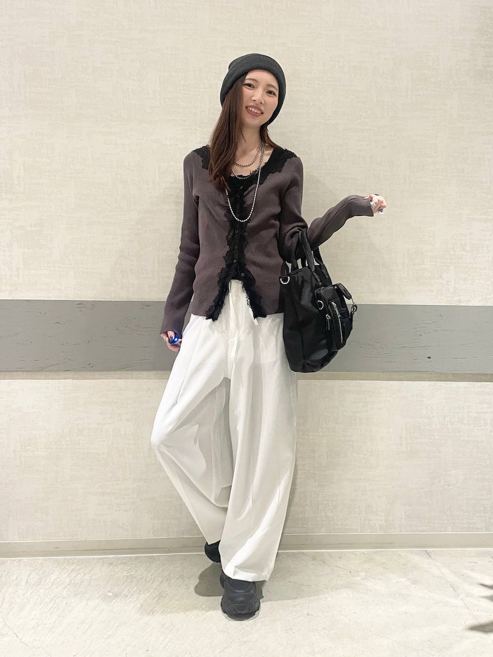 ブラック系のローファー、ブラック系のトートバッグ、ホワイト系のその他パンツを着用したレディースの春コーディネートの3枚目の写真