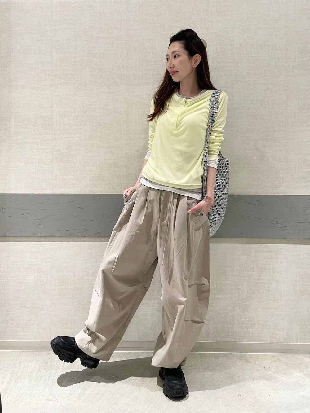 ブラック系のローファー、シルバー系のショルダーバッグ、ベージュ系のその他パンツを着用したレディースの春コーディネートの5枚目の写真