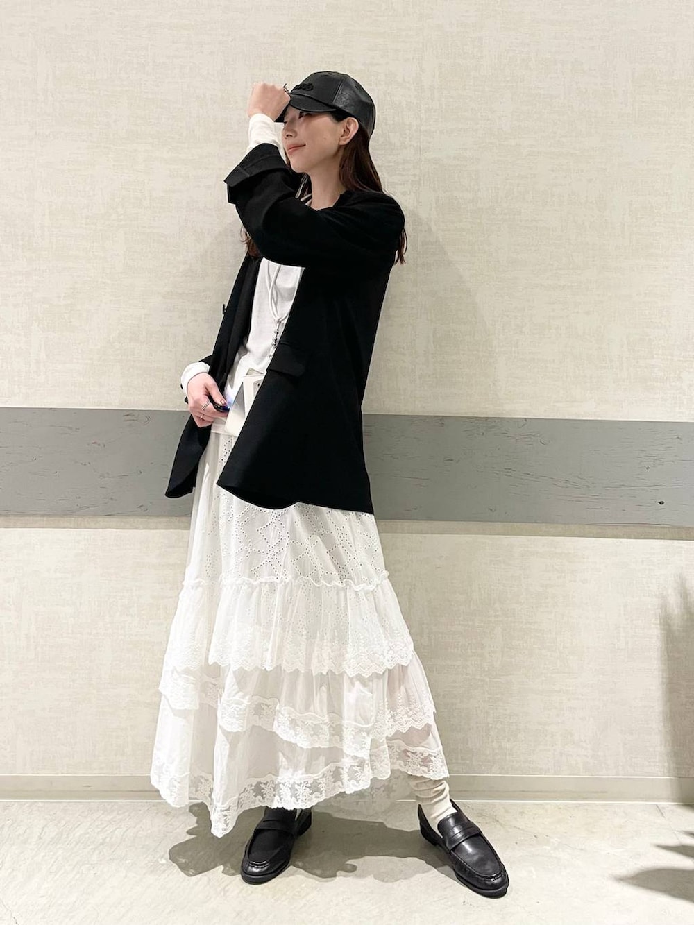 ホワイト系のTシャツ/カットソー、ブラック系のテーラードジャケット、ブラック系のローファーを着用したレディースの冬コーディネートの2枚目の写真