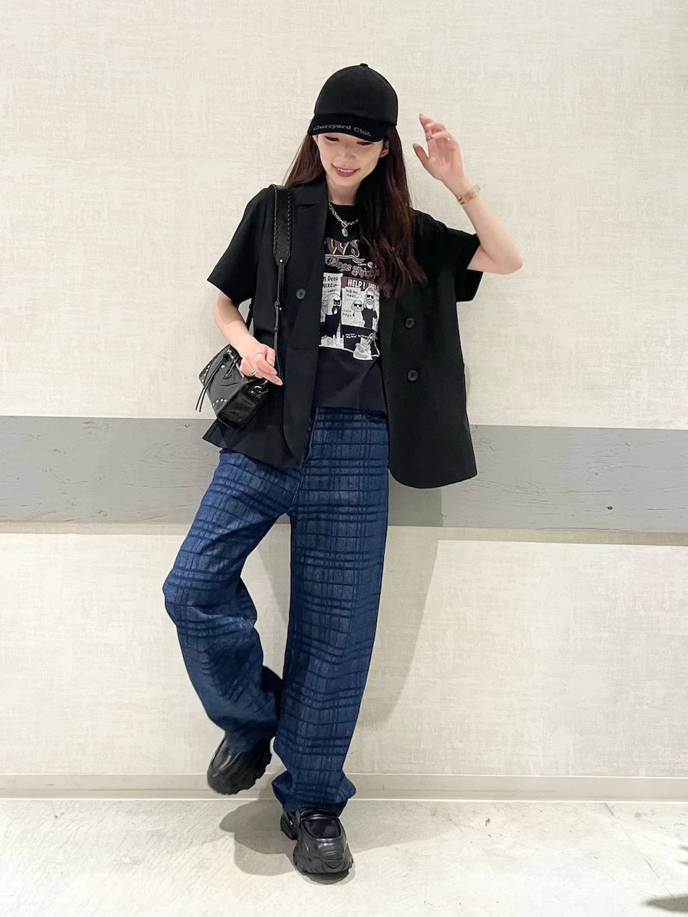 ブルー系のデニムパンツ、ブラック系のTシャツ/カットソー、ブラック系のローファーを着用したレディースの夏コーディネートの5枚目の写真