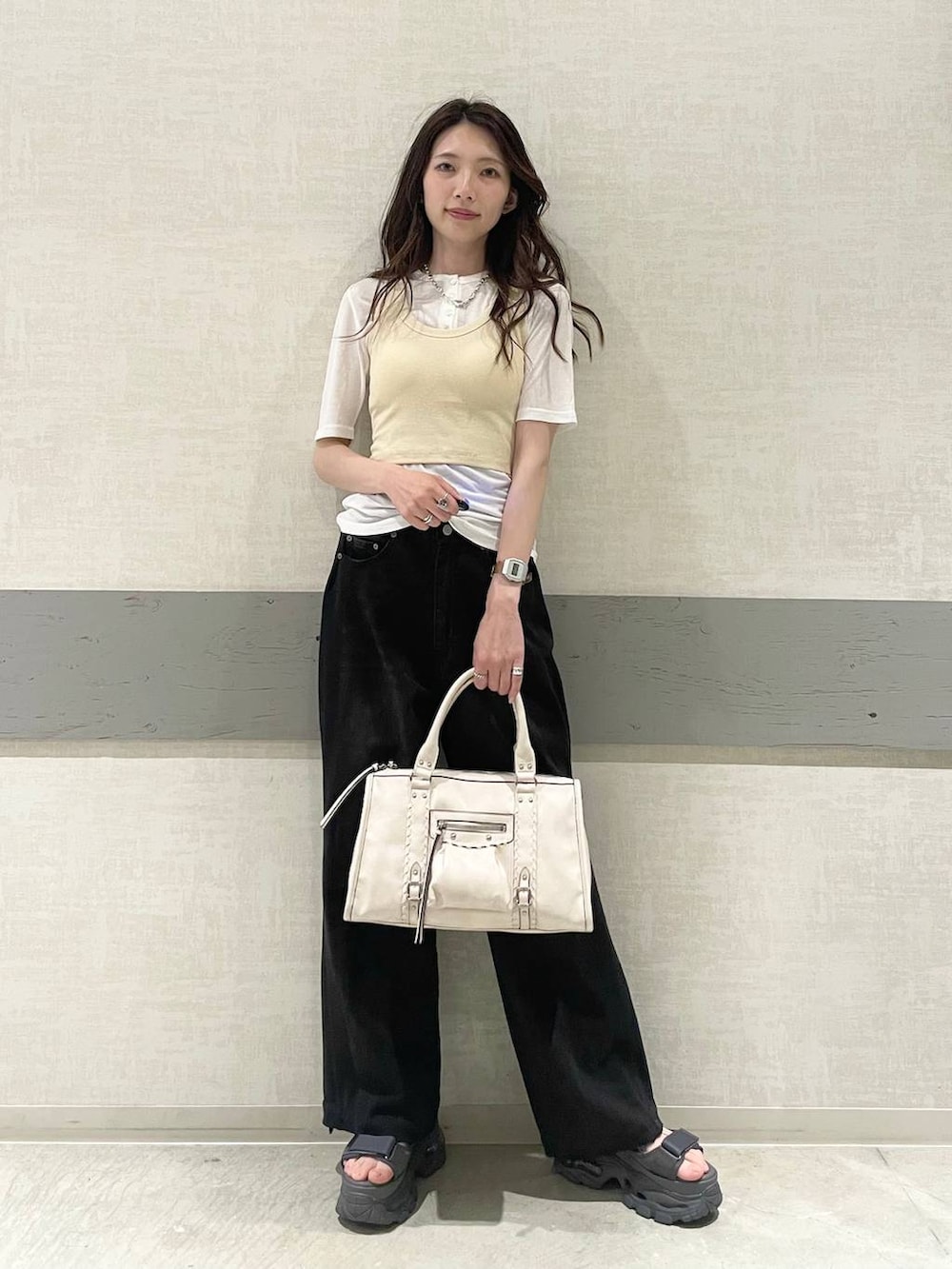 ホワイト系のTシャツ/カットソー、イエロー系のタンクトップ、ホワイト系のボストンバッグを着用したレディースの夏コーディネートの5枚目の写真