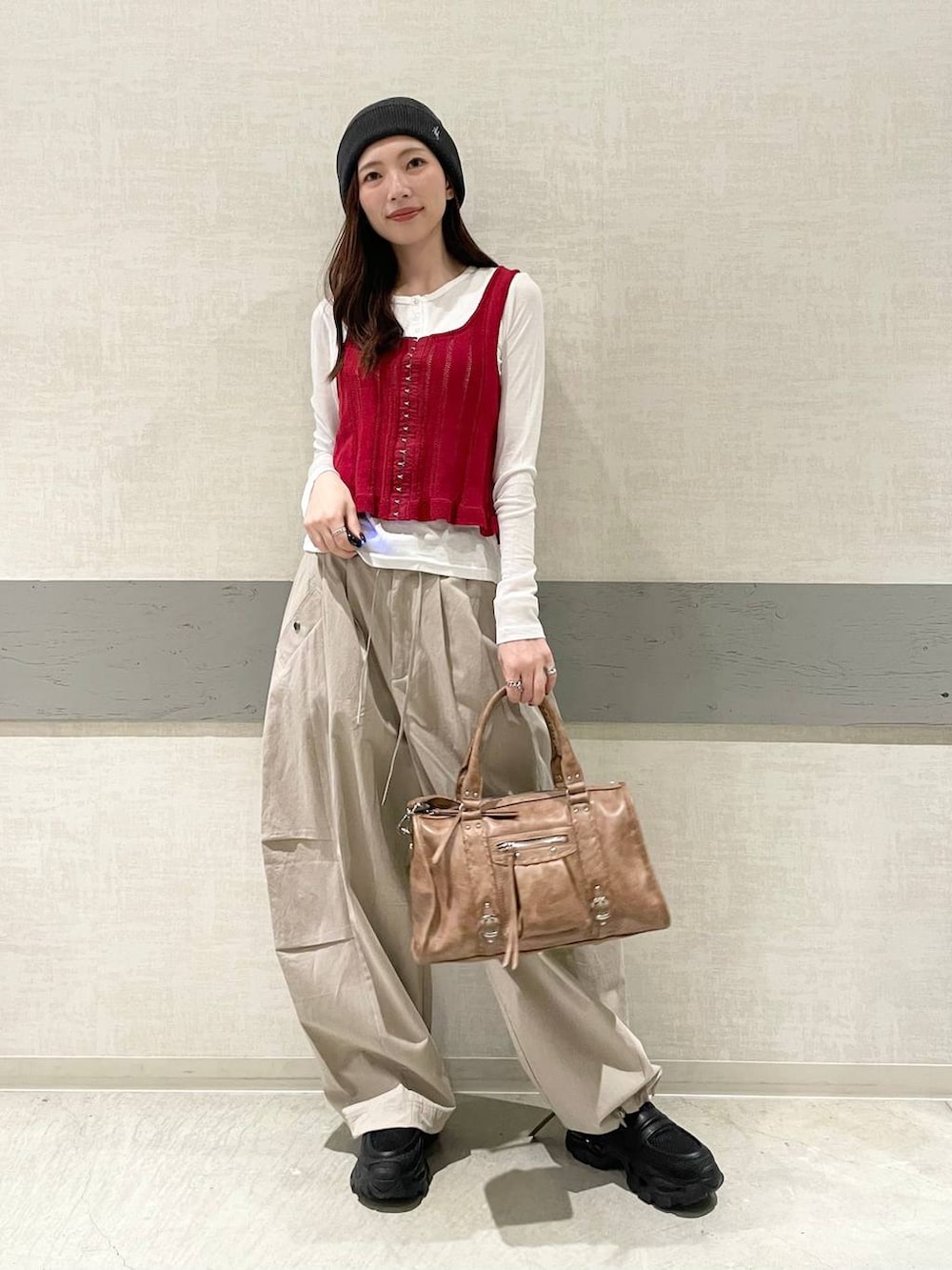 ホワイト系のTシャツ/カットソー、ブラック系のローファー、ブラック系のボストンバッグを着用したレディースの春コーディネートの4枚目の写真