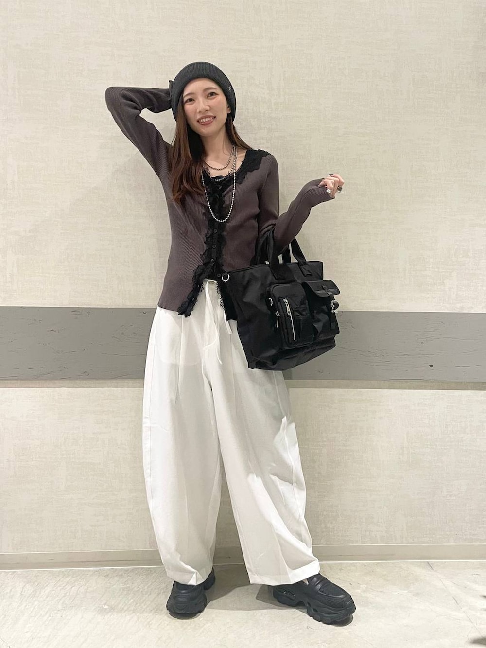 ブラック系のローファー、ブラック系のトートバッグ、ホワイト系のその他パンツを着用したレディースの春コーディネートの2枚目の写真
