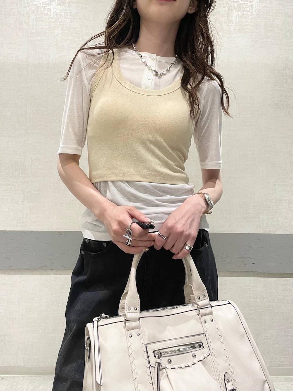 ホワイト系のTシャツ/カットソー、イエロー系のタンクトップ、ホワイト系のボストンバッグを着用したレディースの夏コーディネートの4枚目の写真