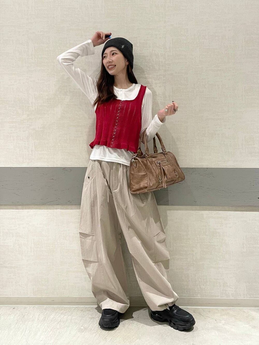 ホワイト系のTシャツ/カットソー、ブラック系のローファー、ブラック系のボストンバッグを着用したレディースの春コーディネートの6枚目の写真