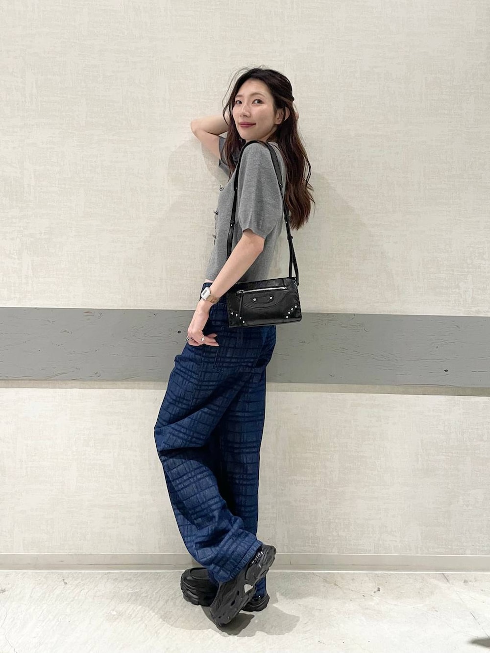 ブルー系のデニムパンツ、グレー系のカーディガン/ボレロ、ブラック系のローファーを着用したレディースの夏コーディネートの2枚目の写真