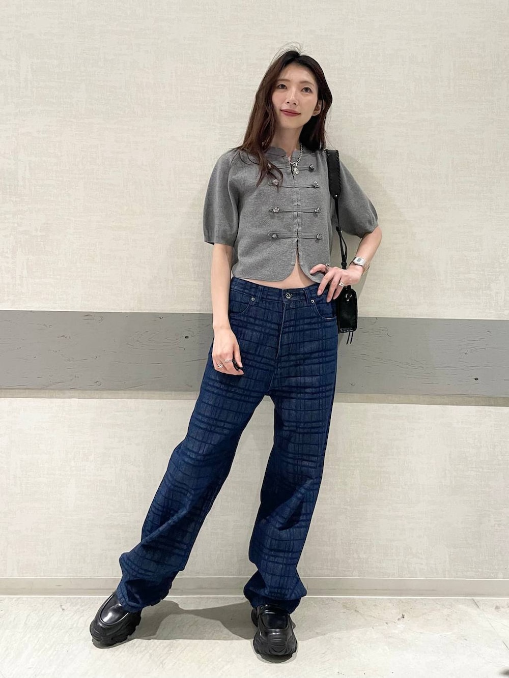 ブルー系のデニムパンツ、グレー系のカーディガン/ボレロ、ブラック系のローファーを着用したレディースの夏コーディネートの4枚目の写真