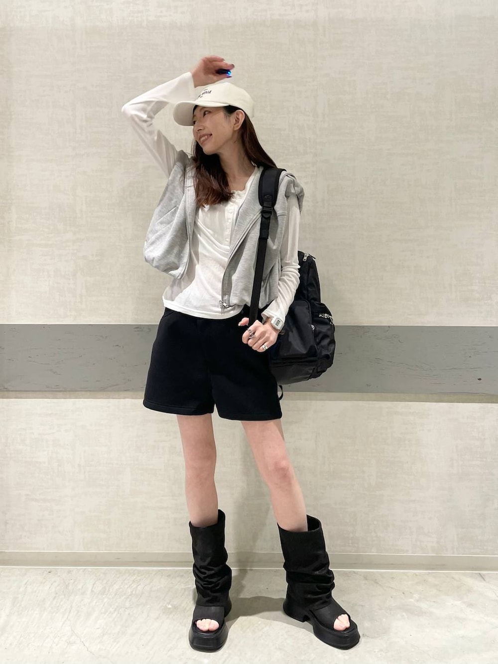 ホワイト系のTシャツ/カットソー、ブラック系のバックパック/リュック、ブラック系のスウェットパンツを着用したレディースの春コーディネートの3枚目の写真