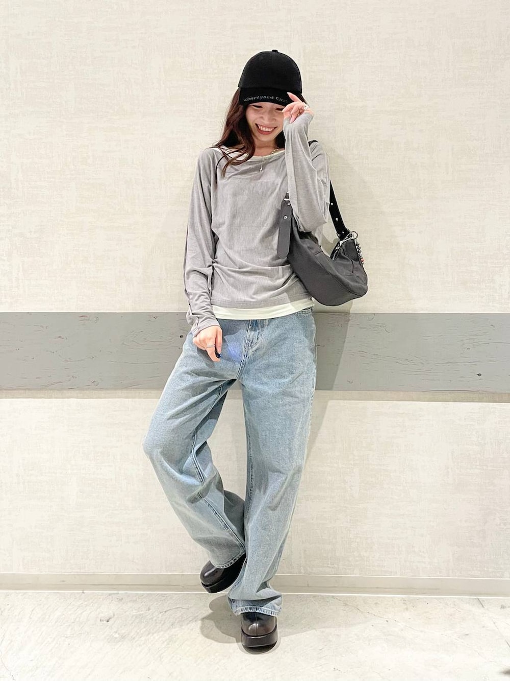 ブラック系のデニムパンツ、ブラック系のショルダーバッグ、グレー系のTシャツ/カットソーを着用したレディースの夏コーディネートの7枚目の写真