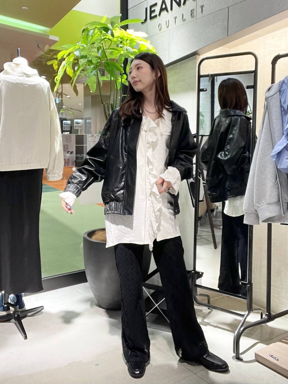 ブラック系のブルゾン、ブラック系のローファー、ブラック系のその他パンツを着用したレディースの春コーディネートの2枚目の写真