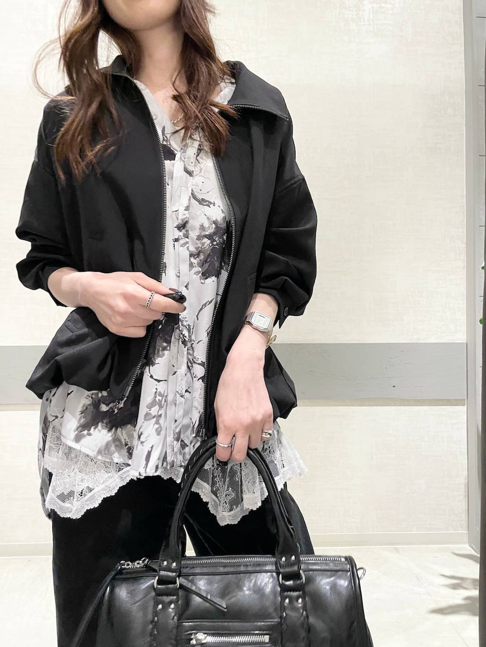 ブラック系のローファー、ブラック系のボストンバッグ、ブラック系のデニムパンツを着用したレディースの春コーディネートの5枚目の写真