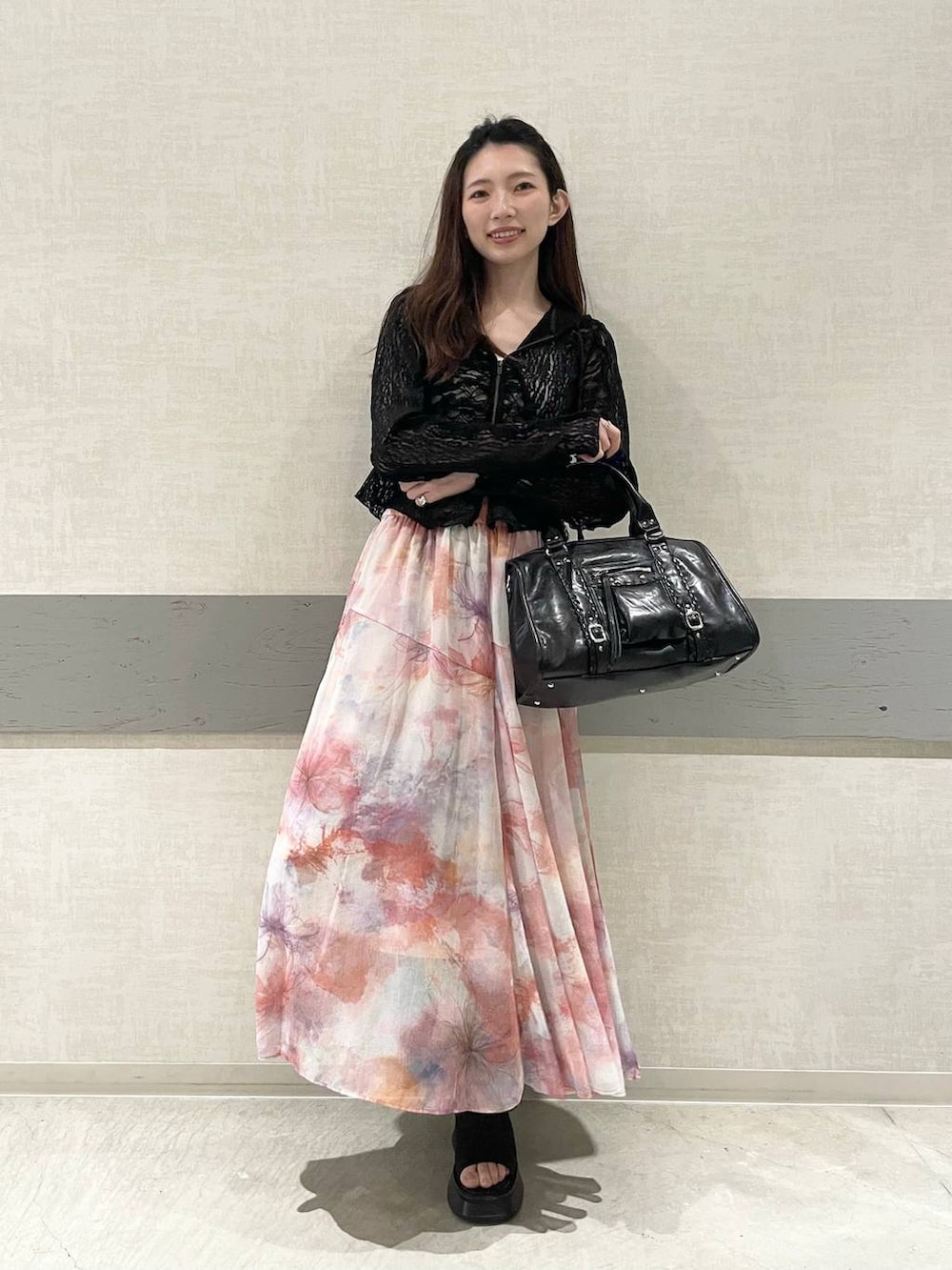 ブラック系のボストンバッグ、ブラック系のサンダル、ブラック系のパーカーを着用したレディースの春コーディネートの3枚目の写真