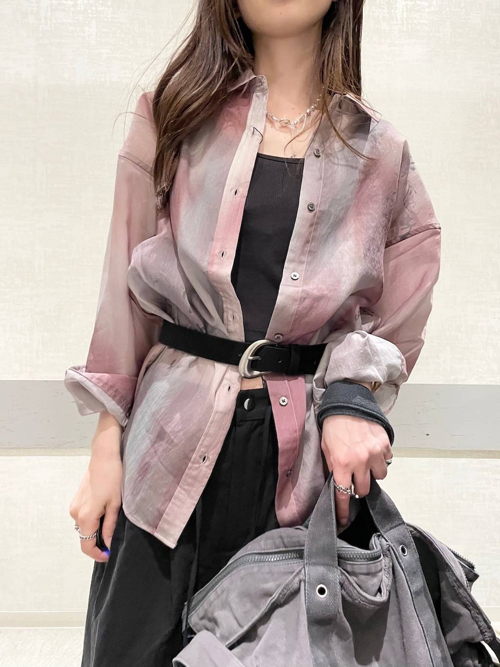 ブラウン系のシャツ/ブラウス、ブラック系のその他パンツ、グレー系のショルダーバッグを着用したレディースの春コーディネートの6枚目の写真