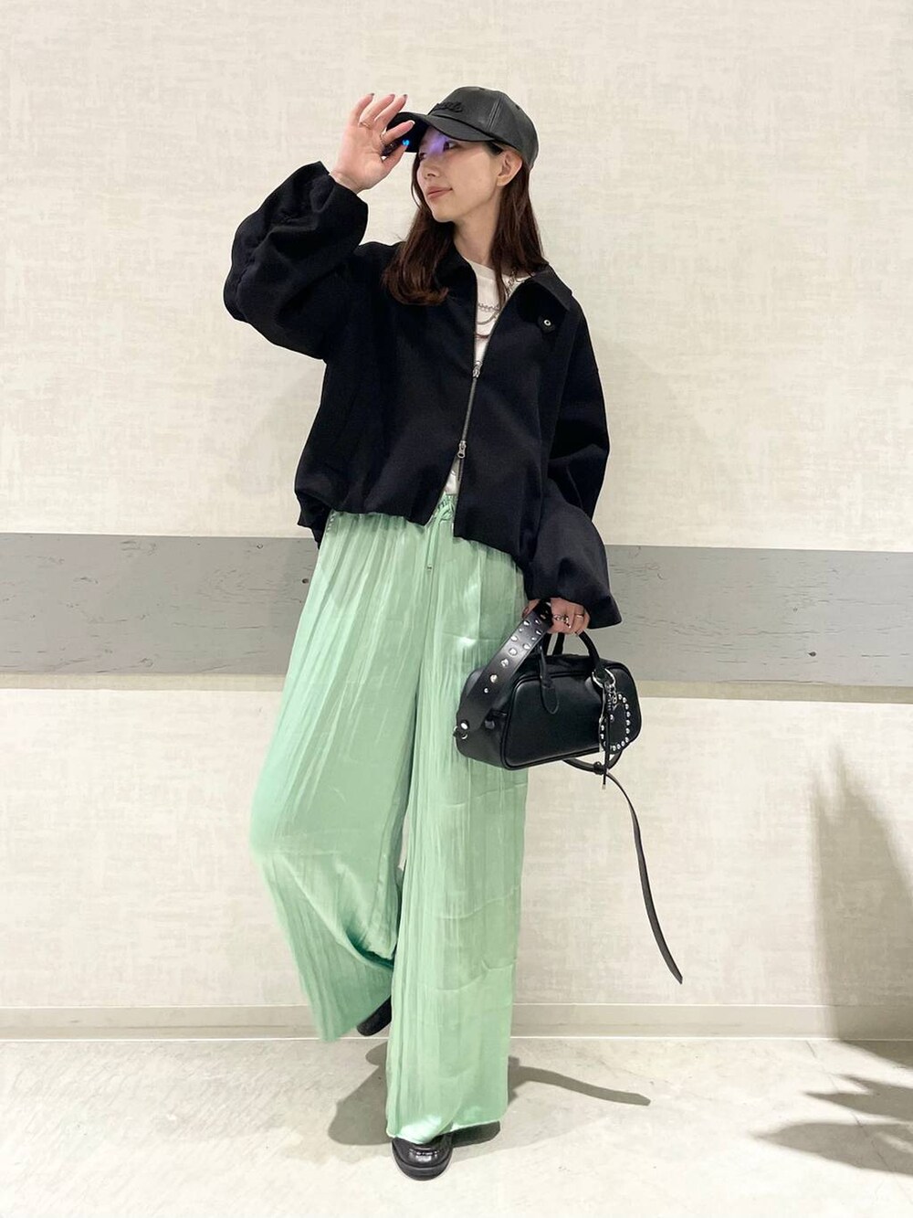 ホワイト系のTシャツ/カットソー、ブラック系のボストンバッグ、ブラック系のブルゾンを着用したレディースの冬コーディネートの5枚目の写真