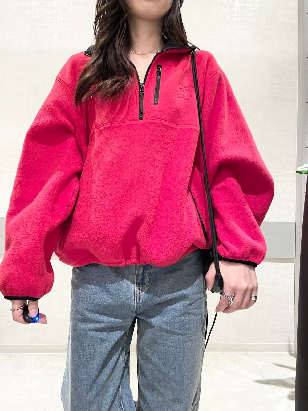 ブルー系のデニムパンツ、レッド系のその他アウター、ブラック系のバックパック/リュックを着用したレディースの秋コーディネートの3枚目の写真