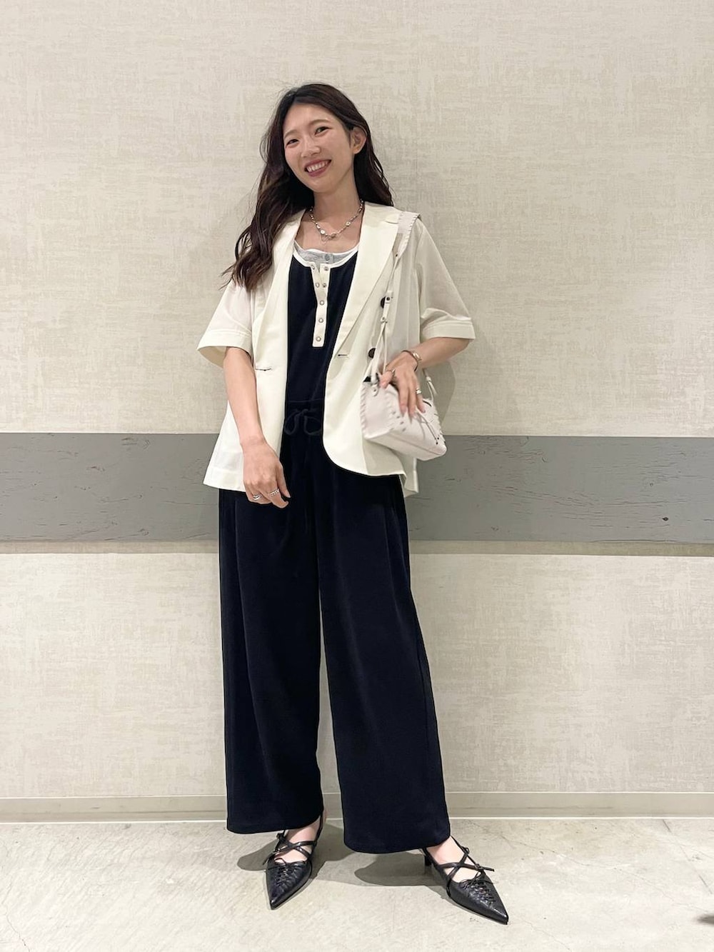 ブラック系のつなぎ/オールインワン、グレー系のタンクトップ、ブラック系のパンプスを着用したレディースの夏コーディネートの4枚目の写真