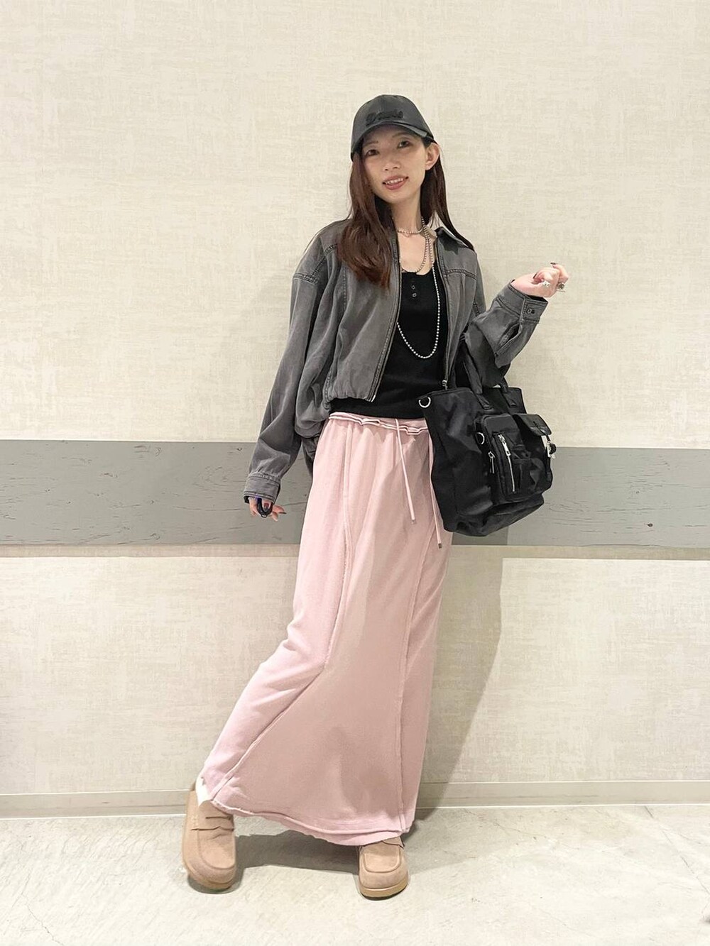 ブラック系のトートバッグ、ベージュ系のローファー、ブラック系のブルゾンを着用したレディースの春コーディネートの4枚目の写真