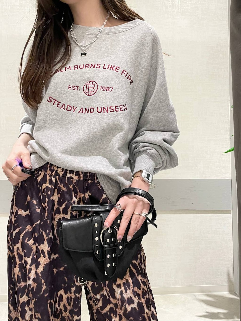 ブラック系のブーツ、ブラック系のショルダーバッグ、グレー系のスウェットを着用したレディースの冬コーディネートの6枚目の写真