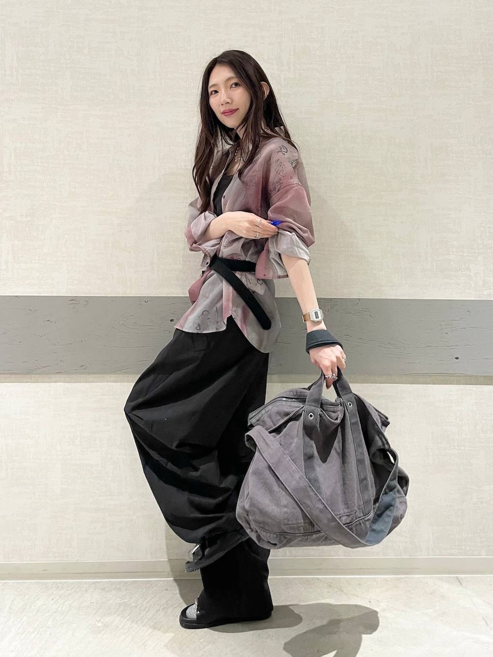 ブラウン系のシャツ/ブラウス、ブラック系のその他パンツ、グレー系のショルダーバッグを着用したレディースの春コーディネートの2枚目の写真