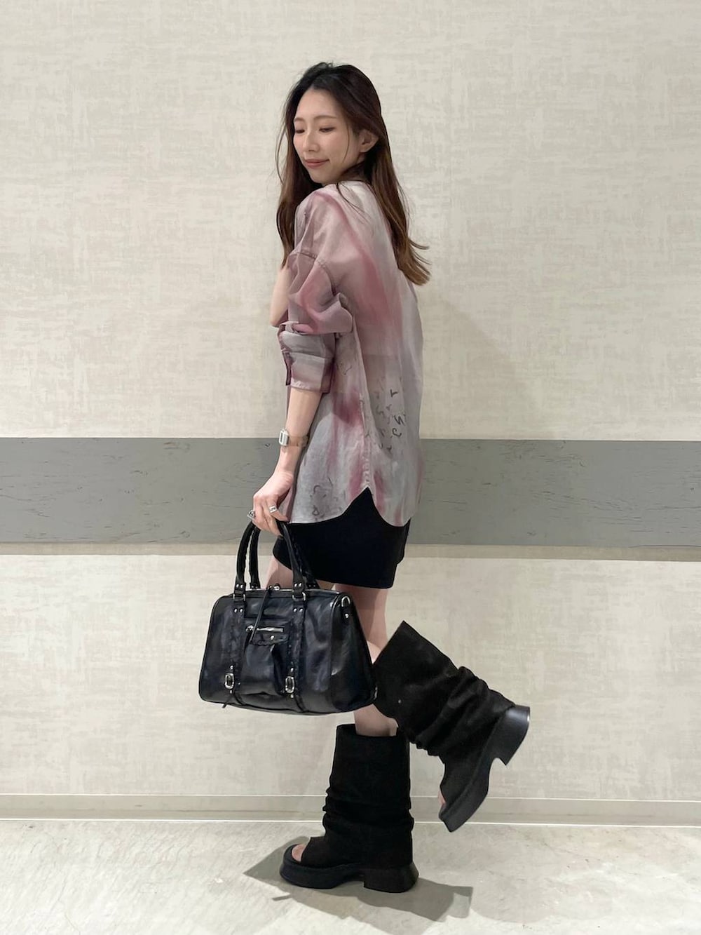 ホワイト系のタンクトップ、ブラック系のスウェットパンツ、ブラック系のボストンバッグを着用したレディースの春コーディネートの5枚目の写真