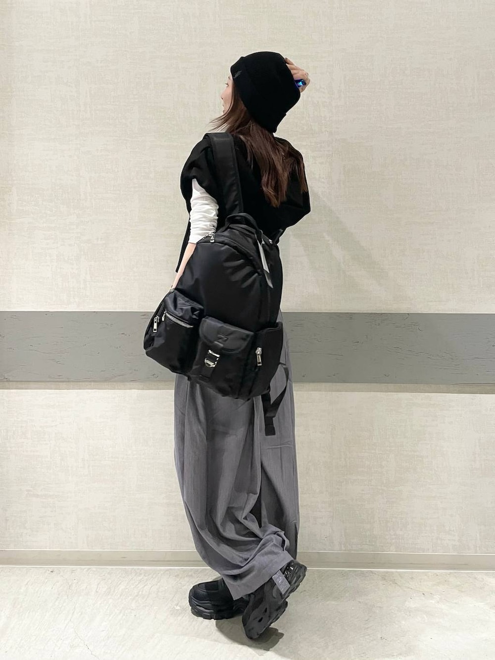 ホワイト系のTシャツ/カットソー、ブラック系のローファー、ブラック系のバックパック/リュックを着用したレディースの春コーディネートの4枚目の写真