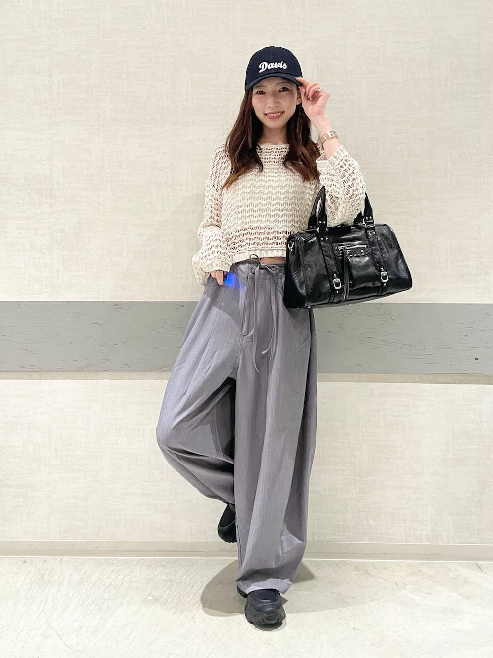 ブラック系のローファー、ブラック系のボストンバッグ、ピンク系のニット/セーターを着用したレディースの春コーディネートの7枚目の写真