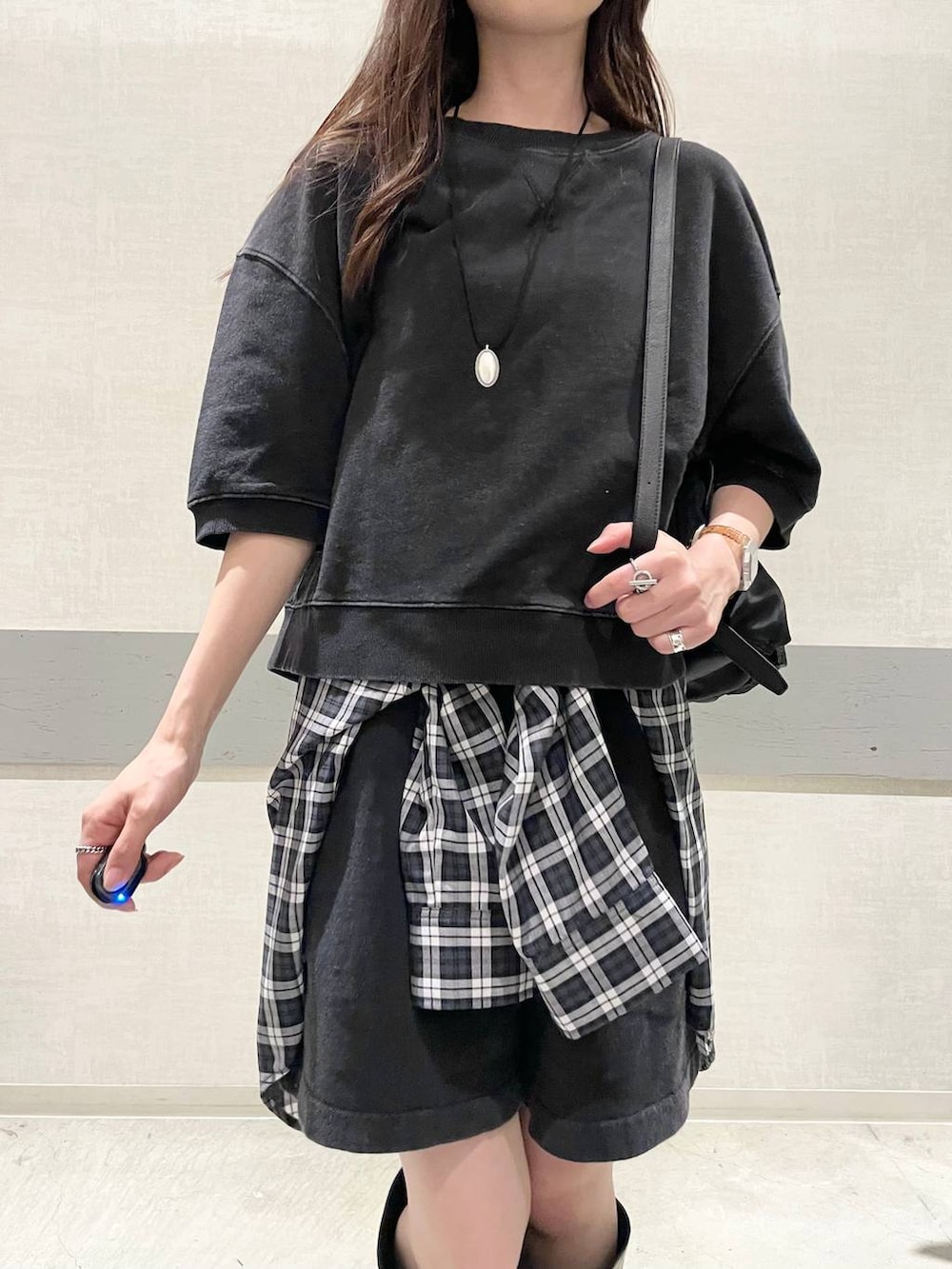 ブラック系のスウェット、ブラック系のスウェットパンツ、ブラック系のバックパック/リュックを着用したレディースの夏コーディネートの4枚目の写真