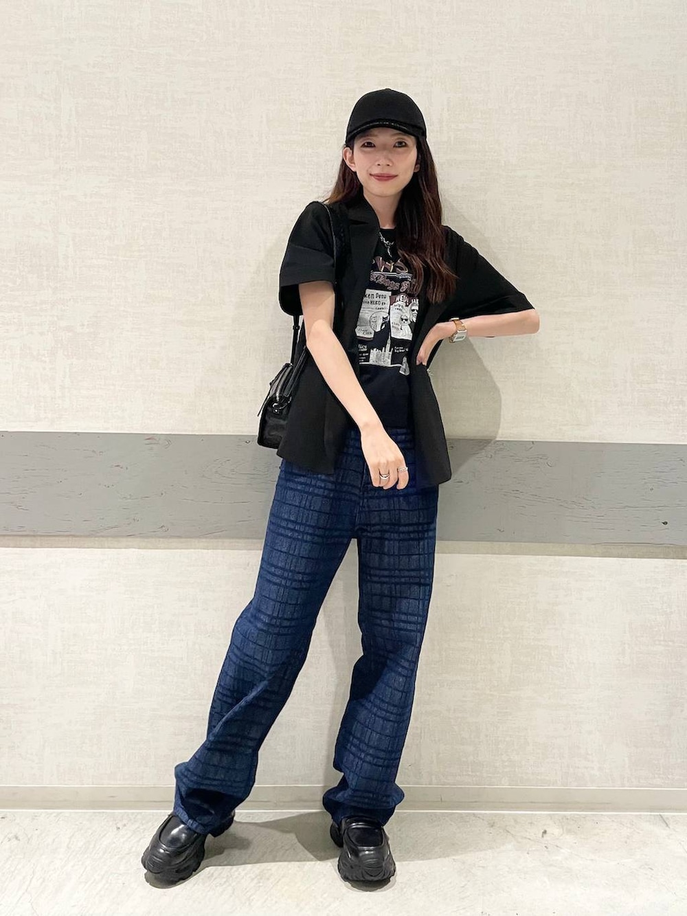 ブルー系のデニムパンツ、ブラック系のTシャツ/カットソー、ブラック系のローファーを着用したレディースの夏コーディネートの7枚目の写真