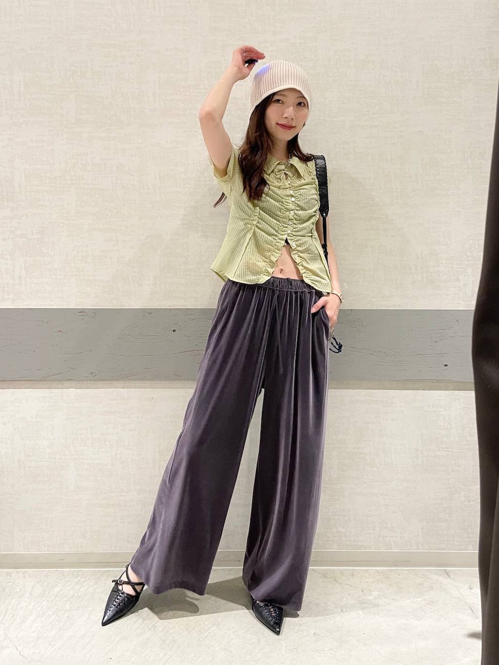 グレー系のその他パンツ、ブラック系のパンプス、ブラック系のショルダーバッグを着用したレディースの夏コーディネートの4枚目の写真