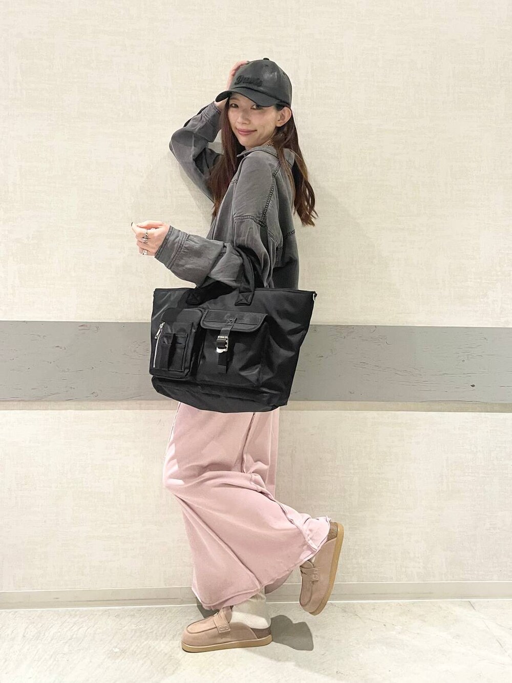 ブラック系のトートバッグ、ベージュ系のローファー、ブラック系のブルゾンを着用したレディースの春コーディネートの2枚目の写真