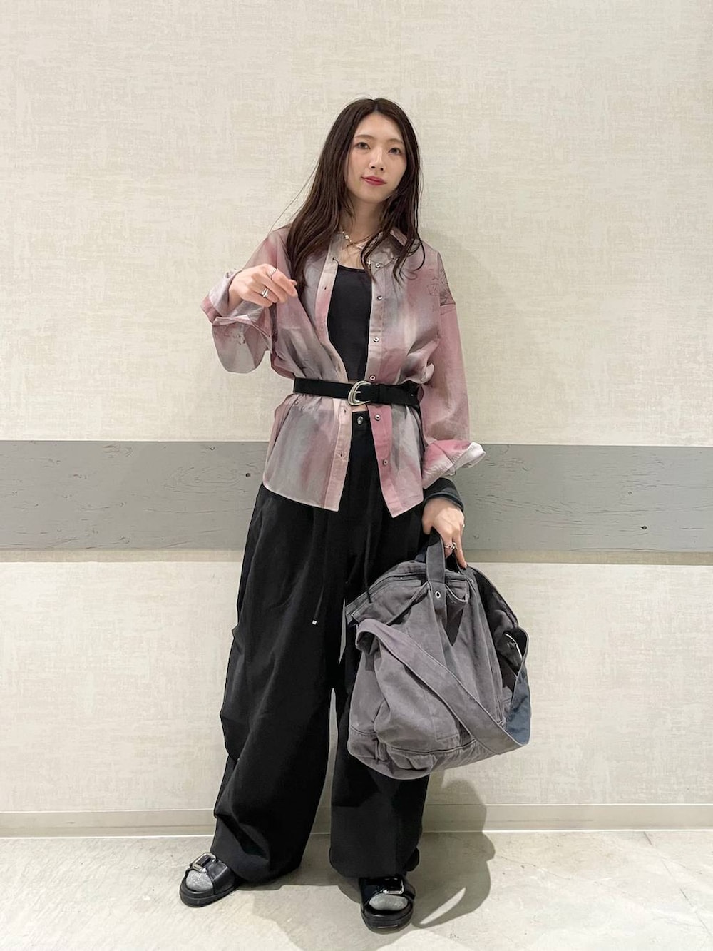 ブラウン系のシャツ/ブラウス、ブラック系のその他パンツ、グレー系のショルダーバッグを着用したレディースの春コーディネートの4枚目の写真