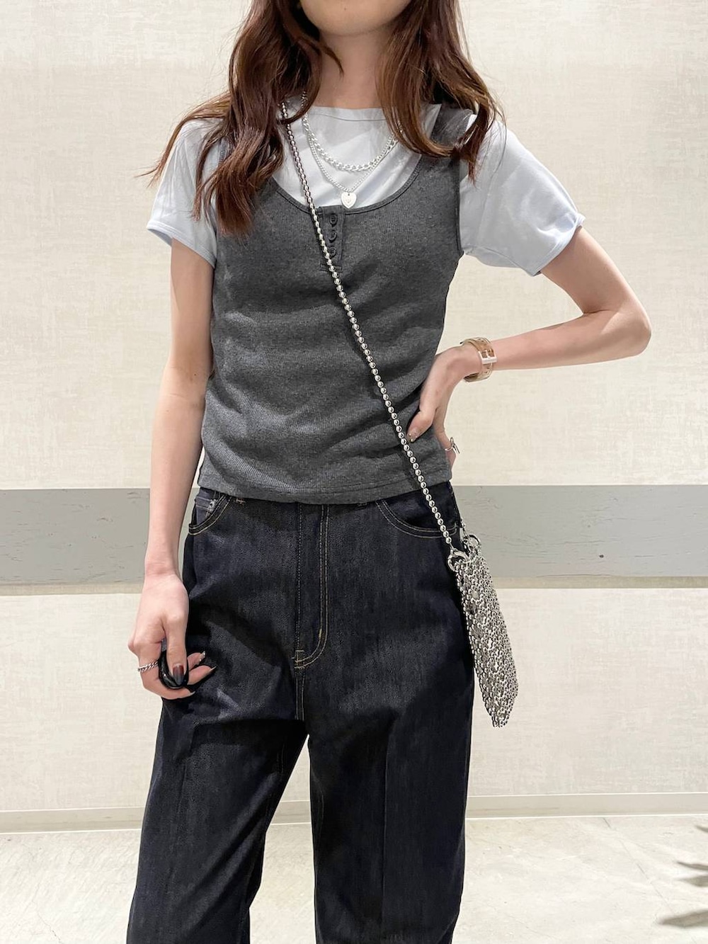 ブラック系のローファー、ブルー系のデニムパンツ、グレー系のタンクトップを着用したレディースの春コーディネートの5枚目の写真